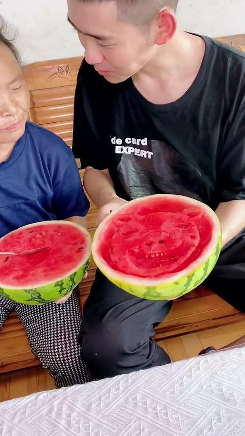 吃瓜自己家,一家人的欢乐食光