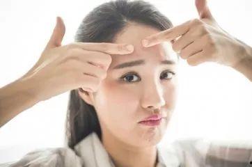额头条状硬质疙瘩,成因、症状及应对策略
