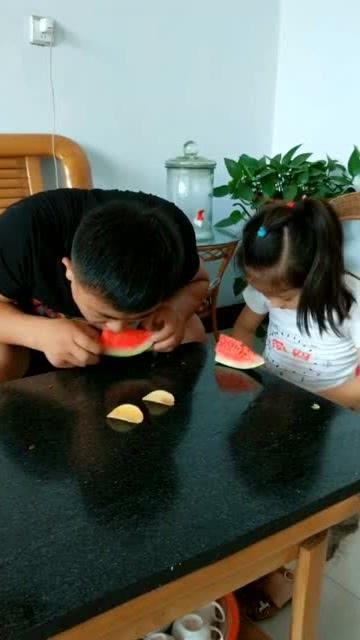 父女吃瓜,共享瓜香时光