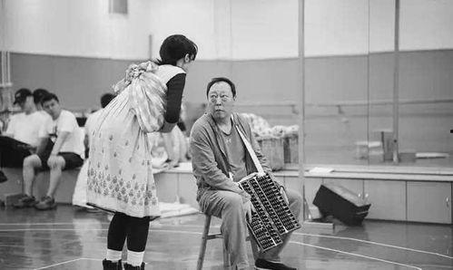 面瘫式表演明星,揭秘面瘫式表演明星的喜剧魅力