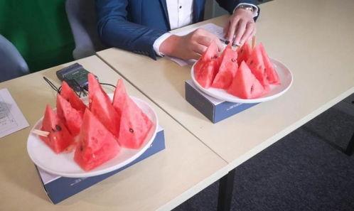 现场吃瓜现场实拍,吃瓜群众的热闹瞬间