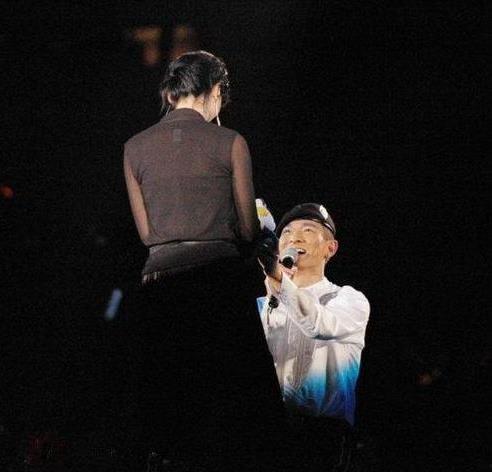 粉丝 嫁明星 刘德华,刘德华为她披上红袍