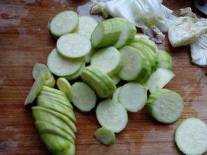 小瓜炒肉孩子吃,小瓜炒肉，孩子喜爱的家常菜