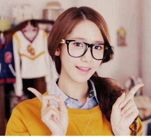 青春女明星戴眼镜照片