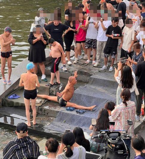 陕西网红大爷带小孩跳河,跳河救援引发网友热议